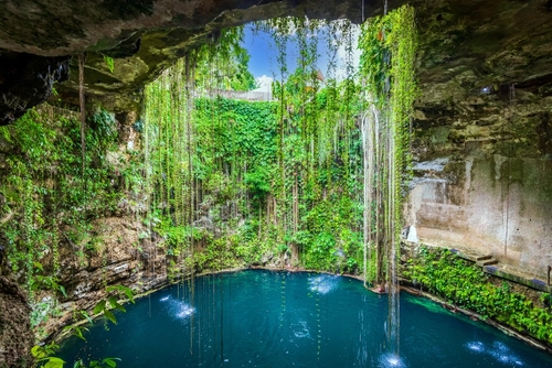 Cenote Ik-Kil, Mexique. Joli cenote dans la péninsule du Yucatan avec des eaux transparentes et des racines suspendues. Chichen Itza, Mexique