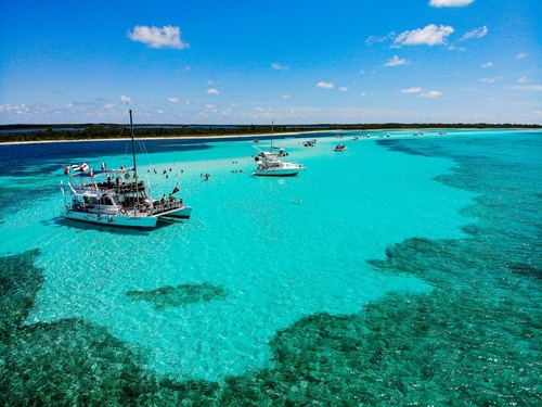 Catamaran sur la plage de Paradise de l'île de Cozumel
