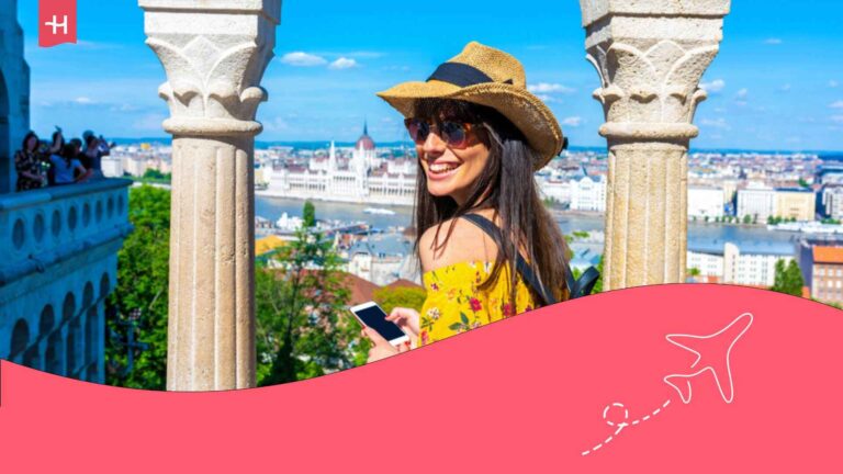 Voyageuse souriante avec une connexion mobile à l'étranger