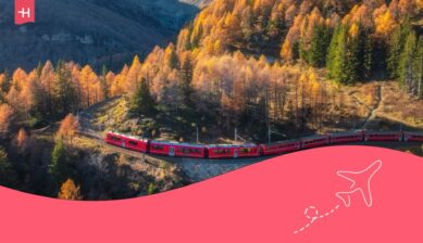 Vue Aérienne du train rouge Bernina Express passant à travers la forêt d'automne colorée dans les Alpes suisses : l'un des plus beaux trains d'Europe