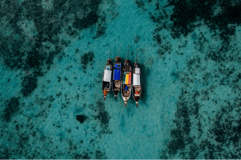 Vue aérienne de 4 embarcations dans la mer en Thaïlande