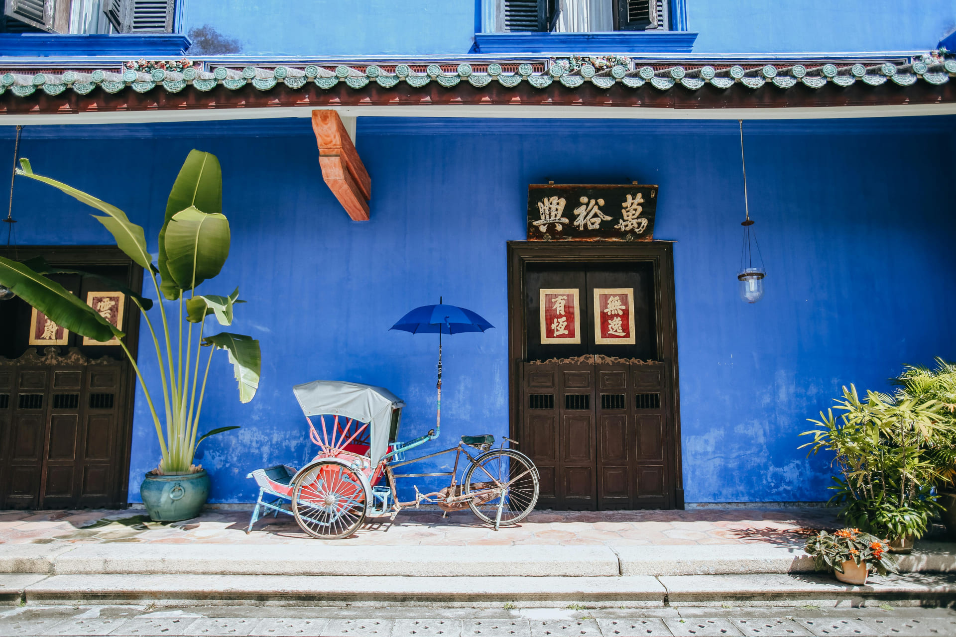 Vue de la façade bleue de la Blue Mansion dans le quartier de George Town en Malaisie