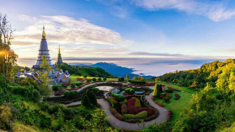 Le lever du soleil de deux pagodes au sommet de la montagne Inthanon dans le parc national doi Inthanon, Chiang Mai, Thaïlande.