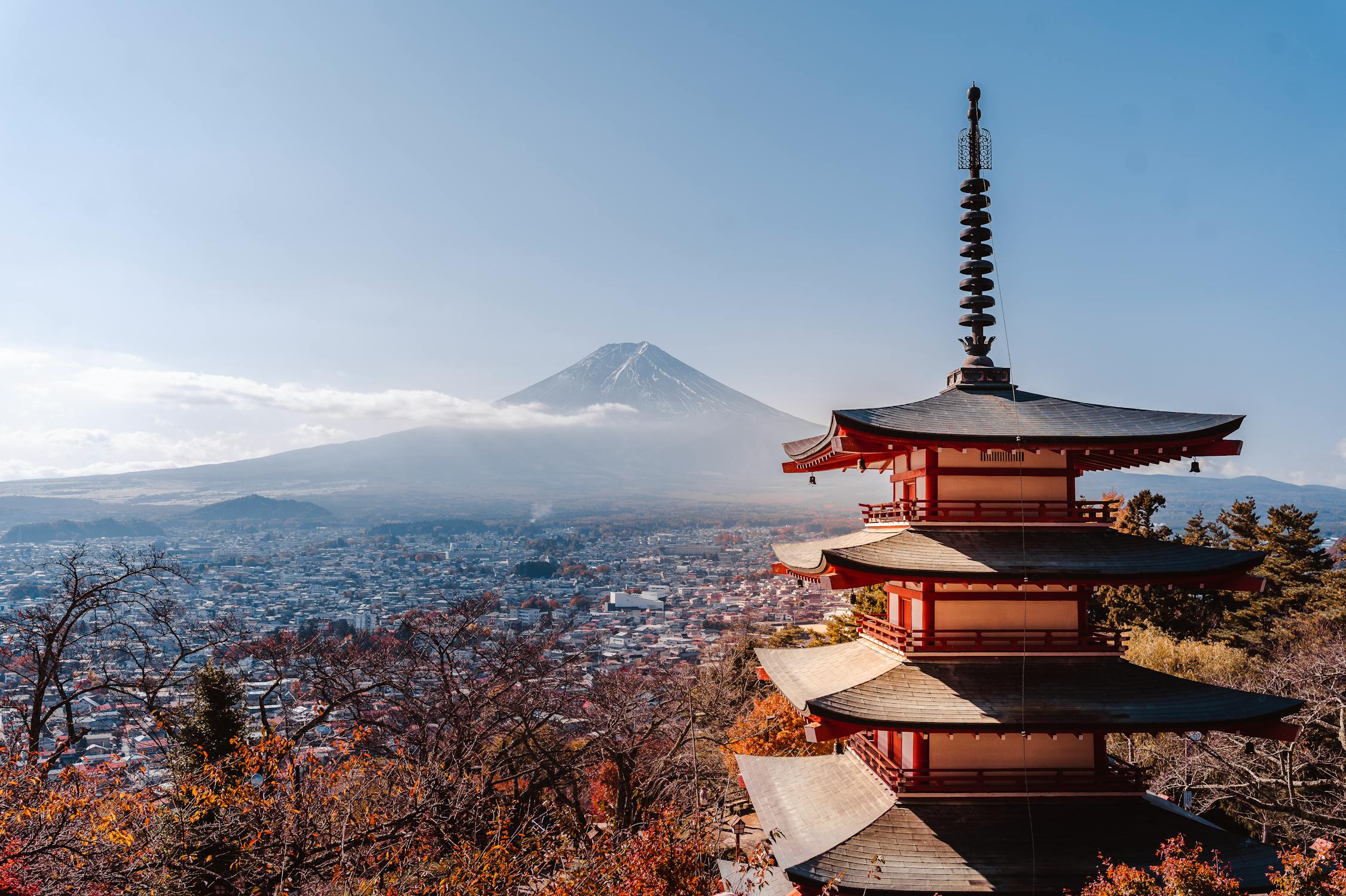 Vue d'un monument au Japon avec en arrière plan une montagne