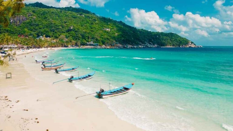 Vue aérienne incroyable sur la plage de Haad Rin à Koh phangan.