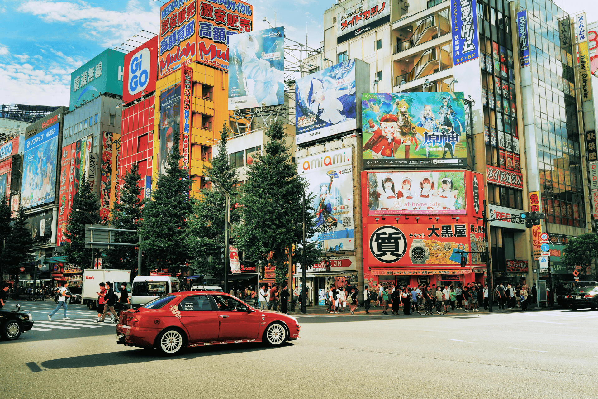 Quartier à Tokyo avec des affiches de personnages manga sur les immeubles