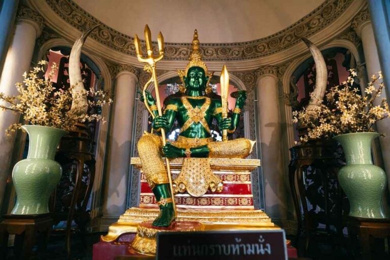 La statue d'une divinité au musée Erawan de Bangkok en Thaïlande