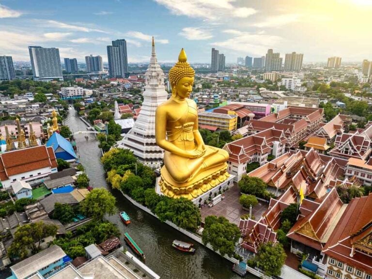 Vue aérienne sur Phra Buddha Dhammakaya Thep Mongkol, la grande statue de bouddha dorée à Bangkok