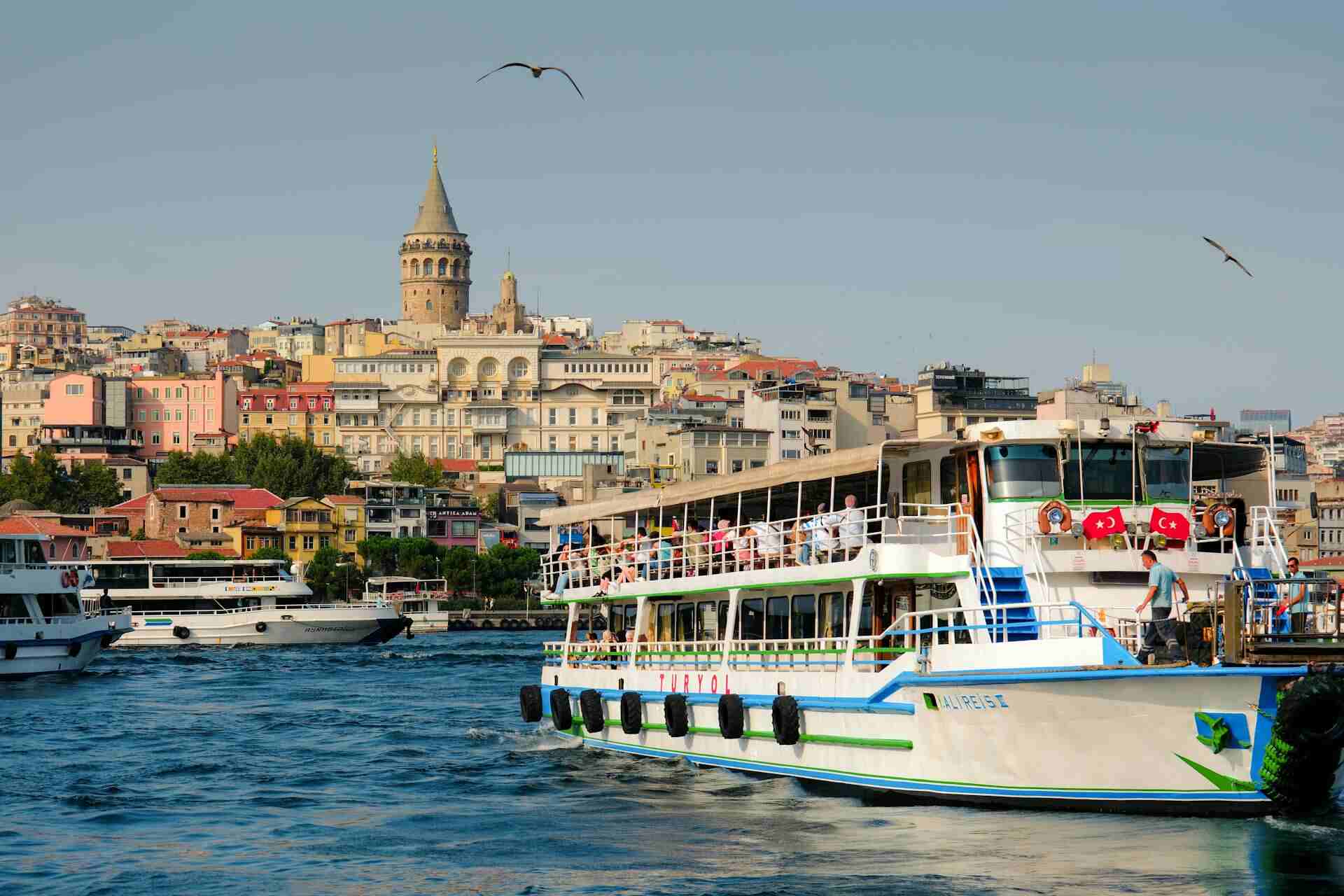 Bateau de croisière dans le port d'Istanbul en Turquie