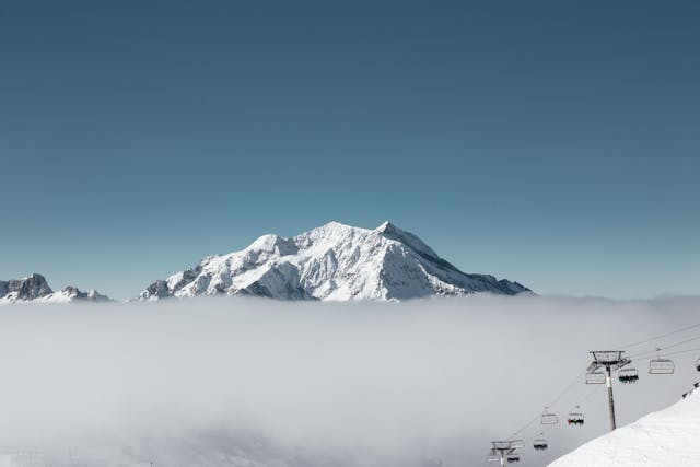 Une montagne recouverte de neige et un télé-sièges à Val d'Isère