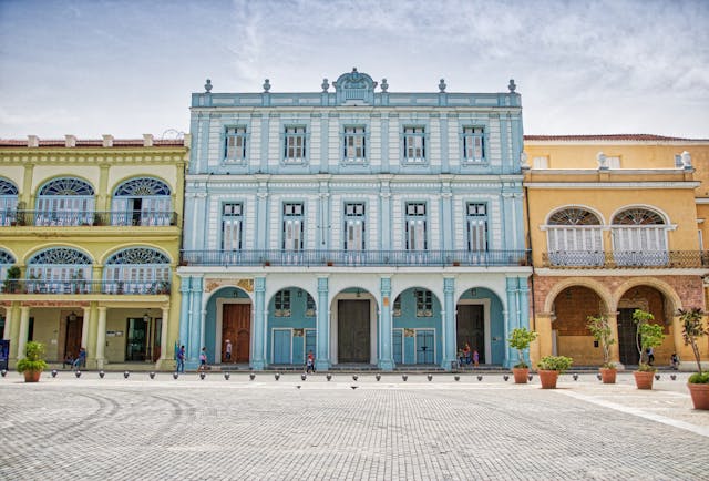 Des immeubles historiques sur une place de La Havane, Cuba