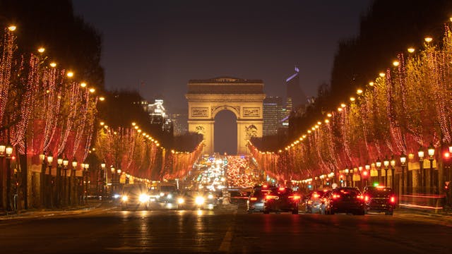 Les Champs-Elysées et l'Arc de triomphe illuminés à Paris