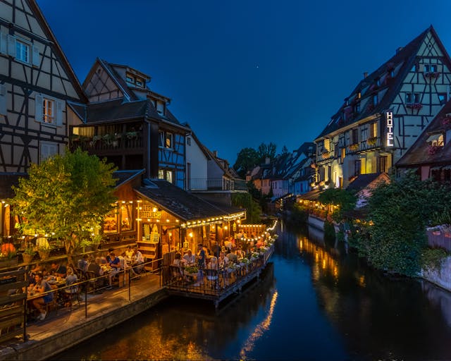 Des maisons à colombages près d'un canal à Colmar