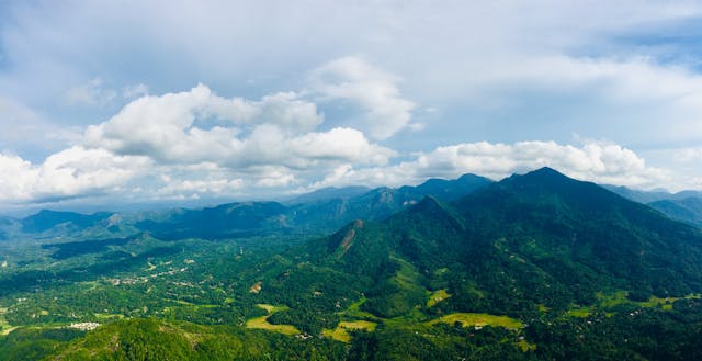 Un paysage de montagne verdoyant au Sri Lanka