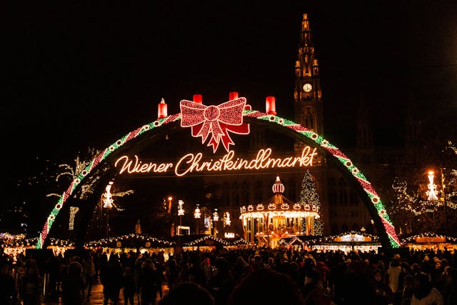 Entrée illuminée du marché de Noël à Vienne, Autriche