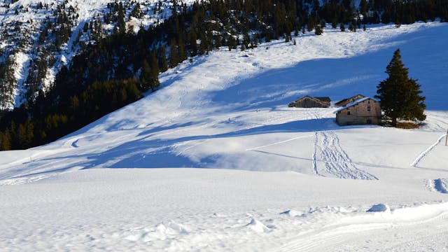 Une ferme sous la neige à Courchevel