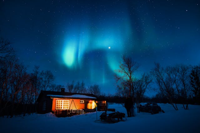 Un chalet sous les aurores boréales en Laponie