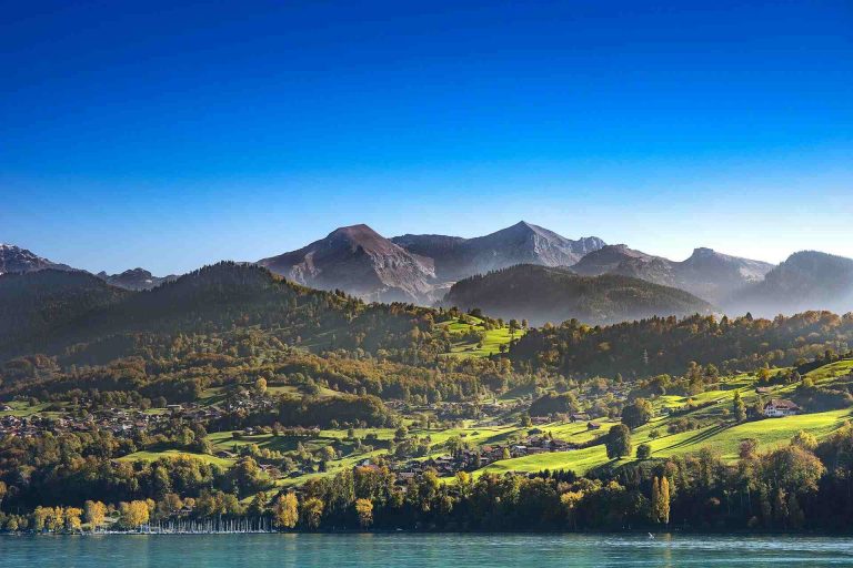 Un paysage de montagne verdoyant à Spiez, Suisse