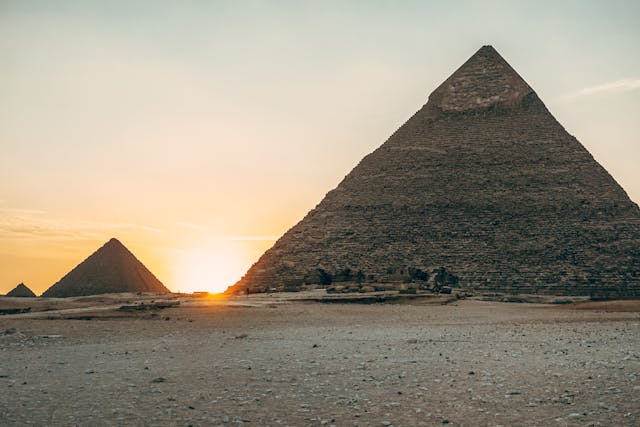 Les pyramides d'Egypte au coucher du soleil