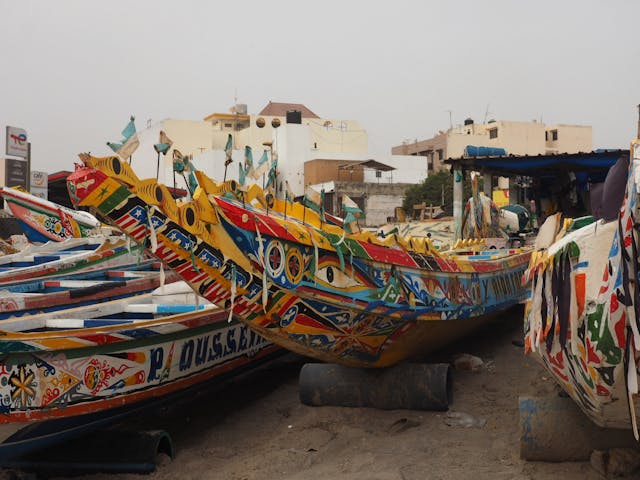 Des bateaux traditionnels à Dakar, Sénégal