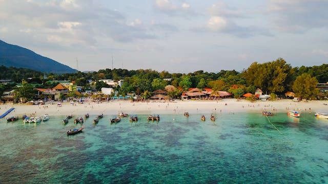 Des bateaux sur une mer turquoise en Thaïlande