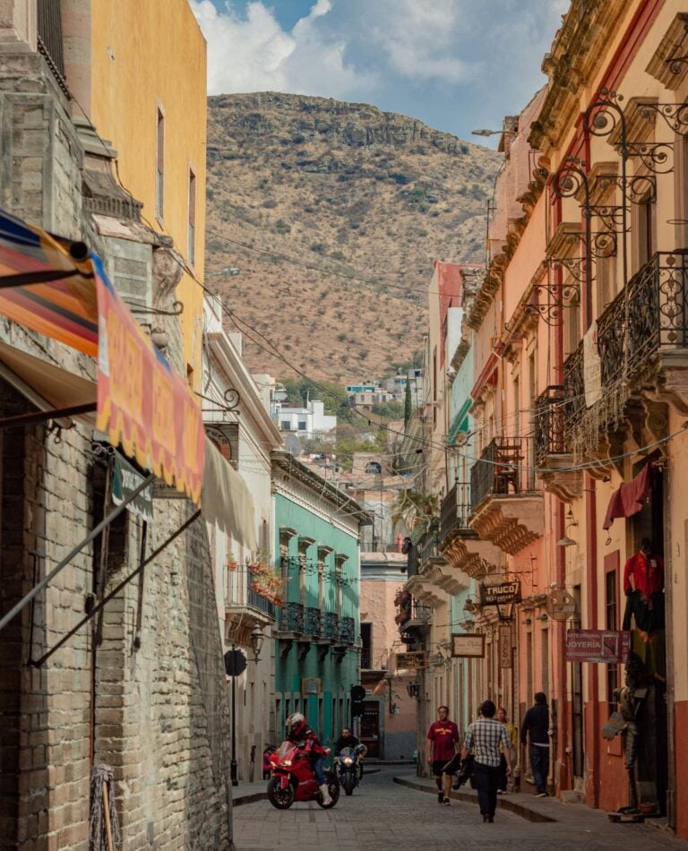Ruelle bordée de façades colorées avec des passants dans la ville pittoresque de Guanajuato au Mexique