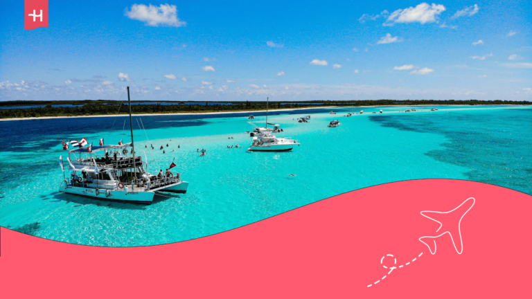 Catamarans amarrés près de la plage de l'île de Cozumel au Mexique