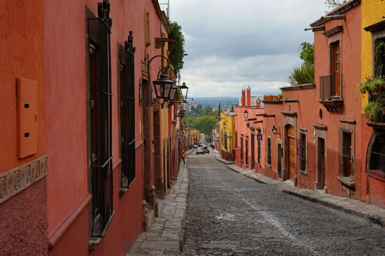 Ruelle avec des façades ocres dans la ville de San Miguel de Allende