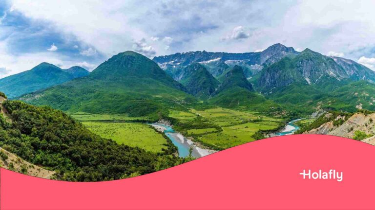 Vue grand angle sur la vallée de la rivière Vjosa et la chaîne de montagnes Nemercka en Albanie.