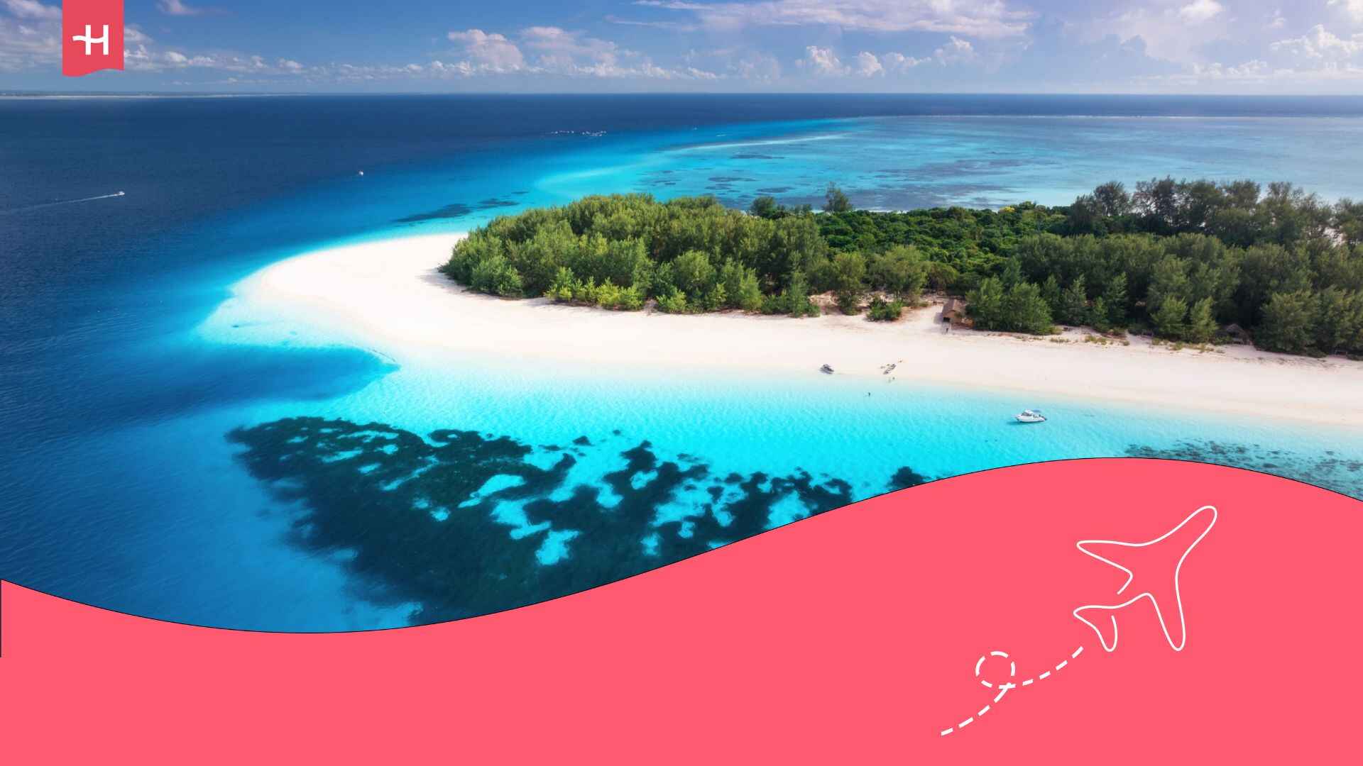 Vue aérienne de la mer bleue et de l'île de Mnemba, Zanzibar.