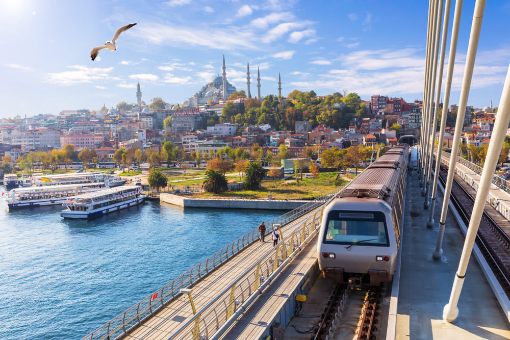 Métro traversant le pont Halic avec en arrière plan la mosquée de Suleymaniye à Istanbul