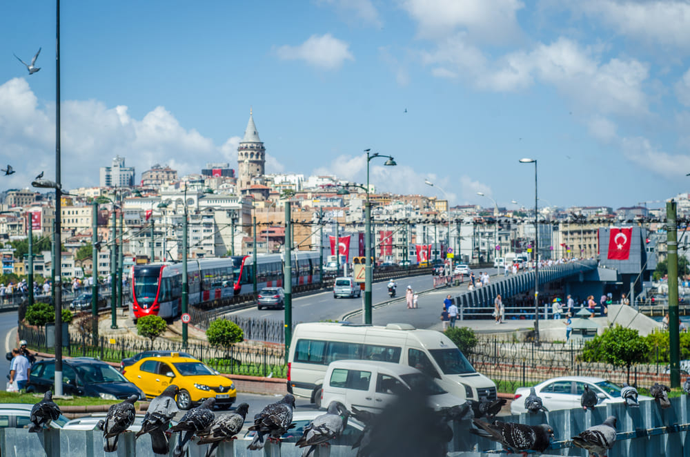 Tramway dans le centre-ville embouteillé d'Istanbul