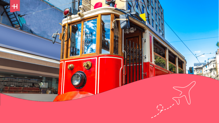 Tram rouge en bois dans une rue d'Istanbul