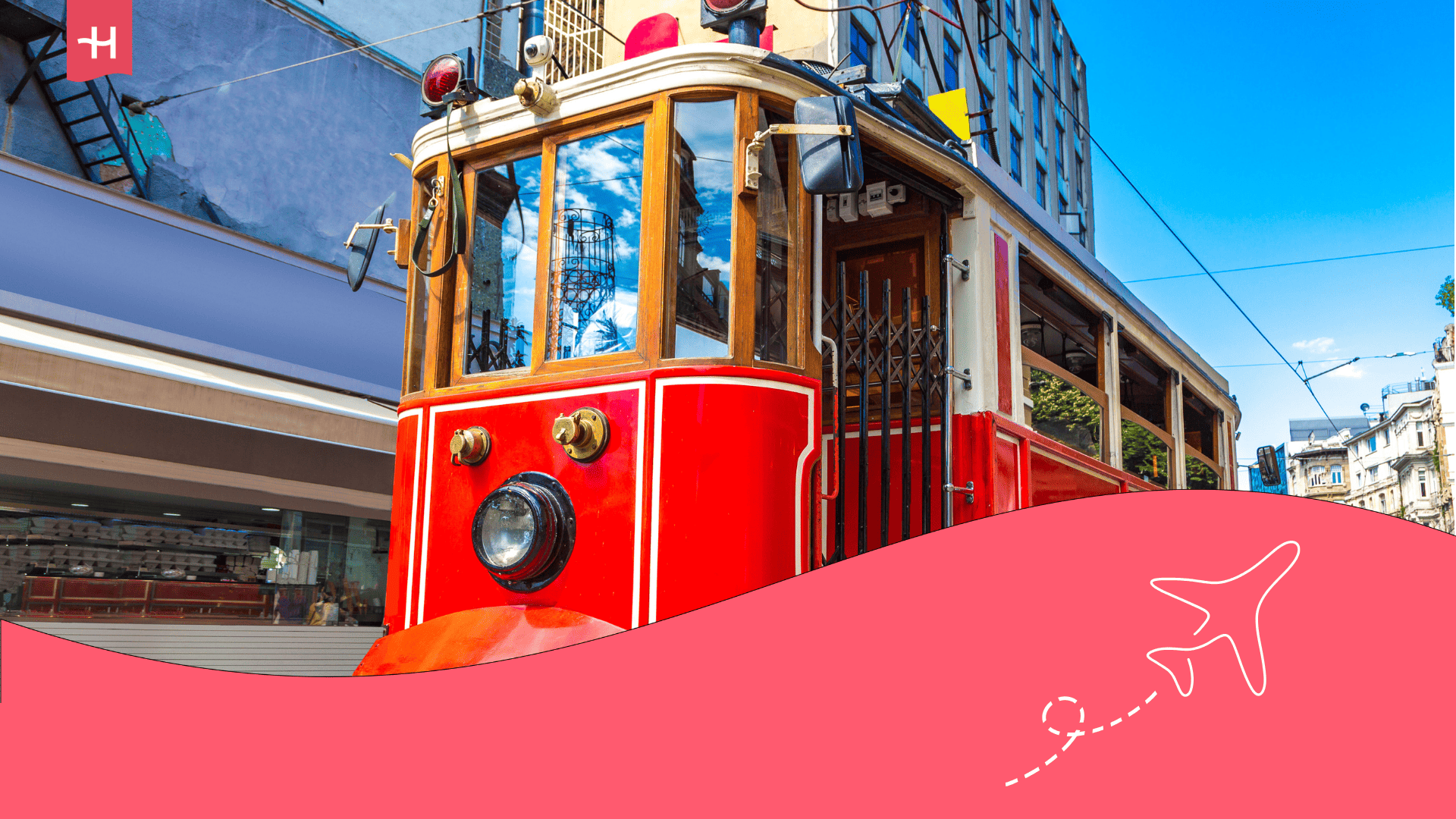 Tram rouge en bois dans une rue d'Istanbul