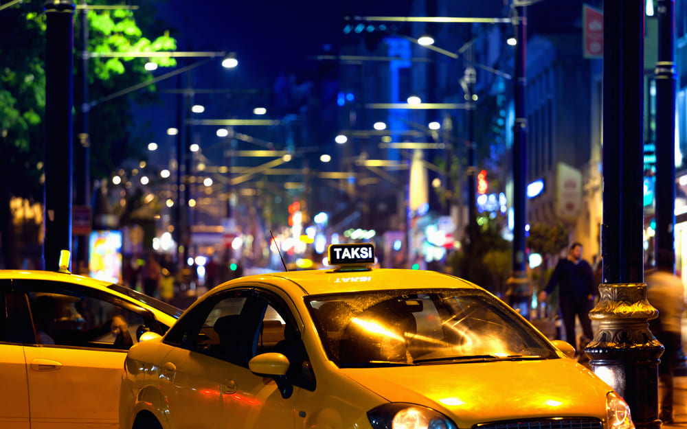 Taxi jaune à Istanbul dans une rue animée la nuit