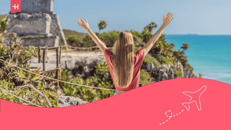 Femme aux longs cheveux se tenant face aux ruines du château de la ville fortifiée maya précolombienne de Tulum au Mexique