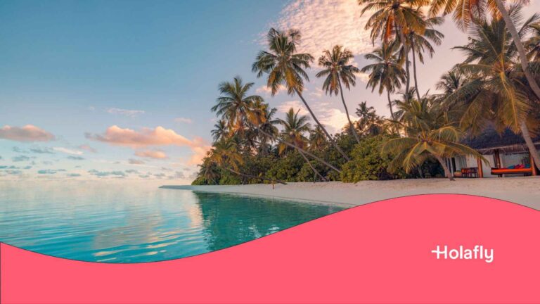 Une plage de sable bordée de palmiers au coucher du soleil sur l'île Maurice