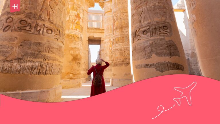 Voyageuse admirant les ruines de l'ancien temple Karnak dans la ville de Louxor en Egypte
