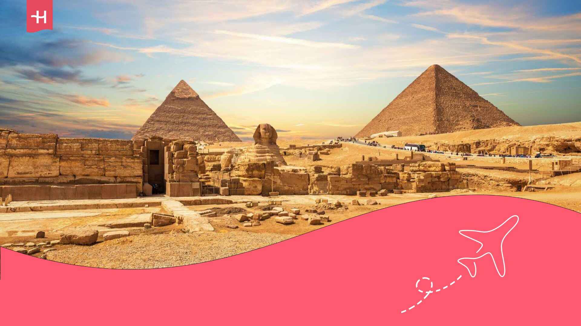 Les pyramides de Gizeh et le Sphynx au coucher du soleil en Egypte