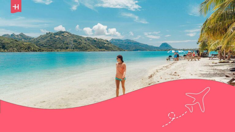 Femme marchant sur une plage paradisiaque à Tahiti en Polynésie française