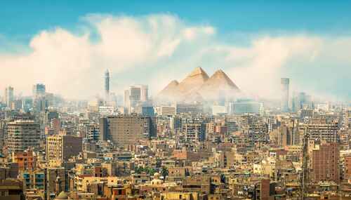 Vue panoramique de la ville du Caire avec les pyramides en arrière-plan