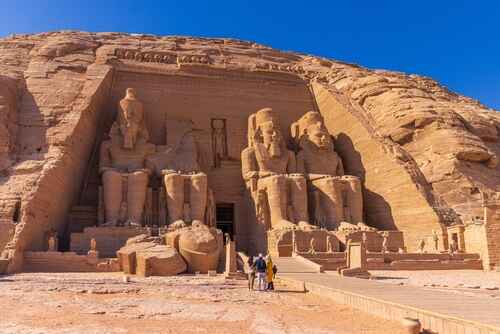 Des touristes visitant le temple d'Abou Simbel dans le sud de l'Égypte.