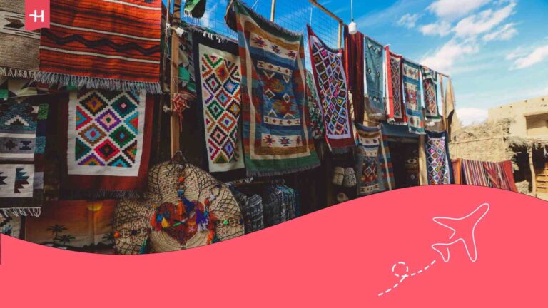 Tapis traditionnels égyptiens au Marché aux souvenirs colorés et lumineux de Siwa Oasis en Egypte