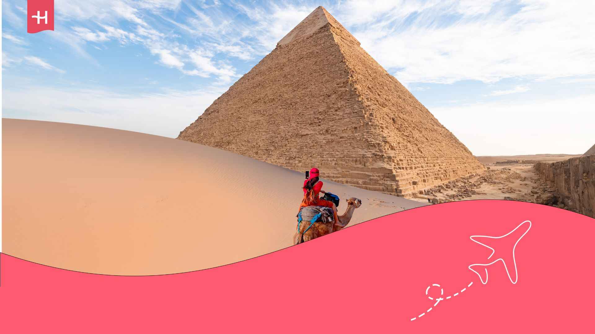 Femme sur un chameau dans le désert égyptien et regardant une pyramide au loin