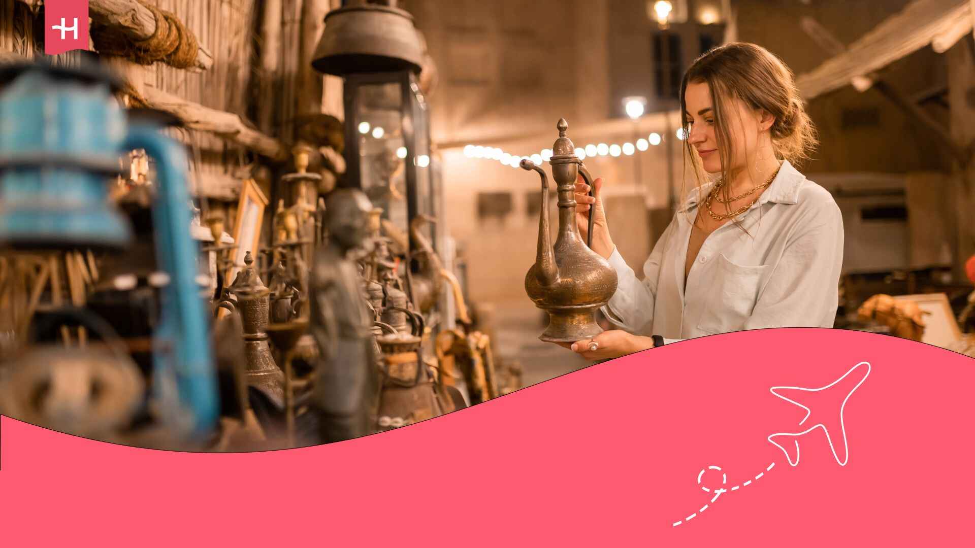 Voyageuse tenant dans ses mains un objet artisanal dans le Souk d'Al Seef à Dubaï