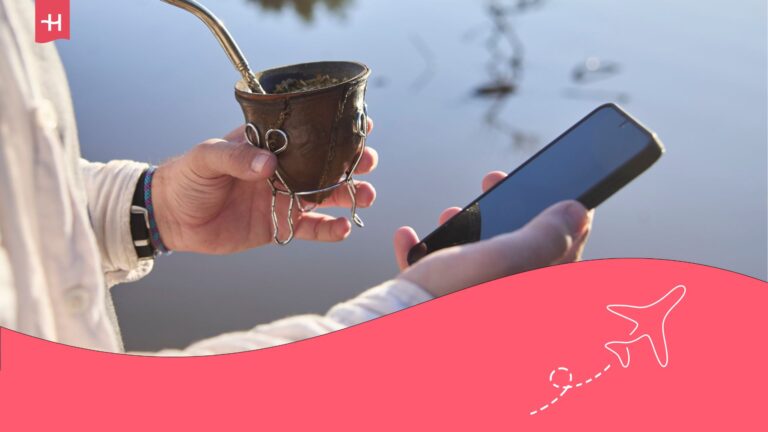 Mains d'homme tenant une tasse et un téléphone portable