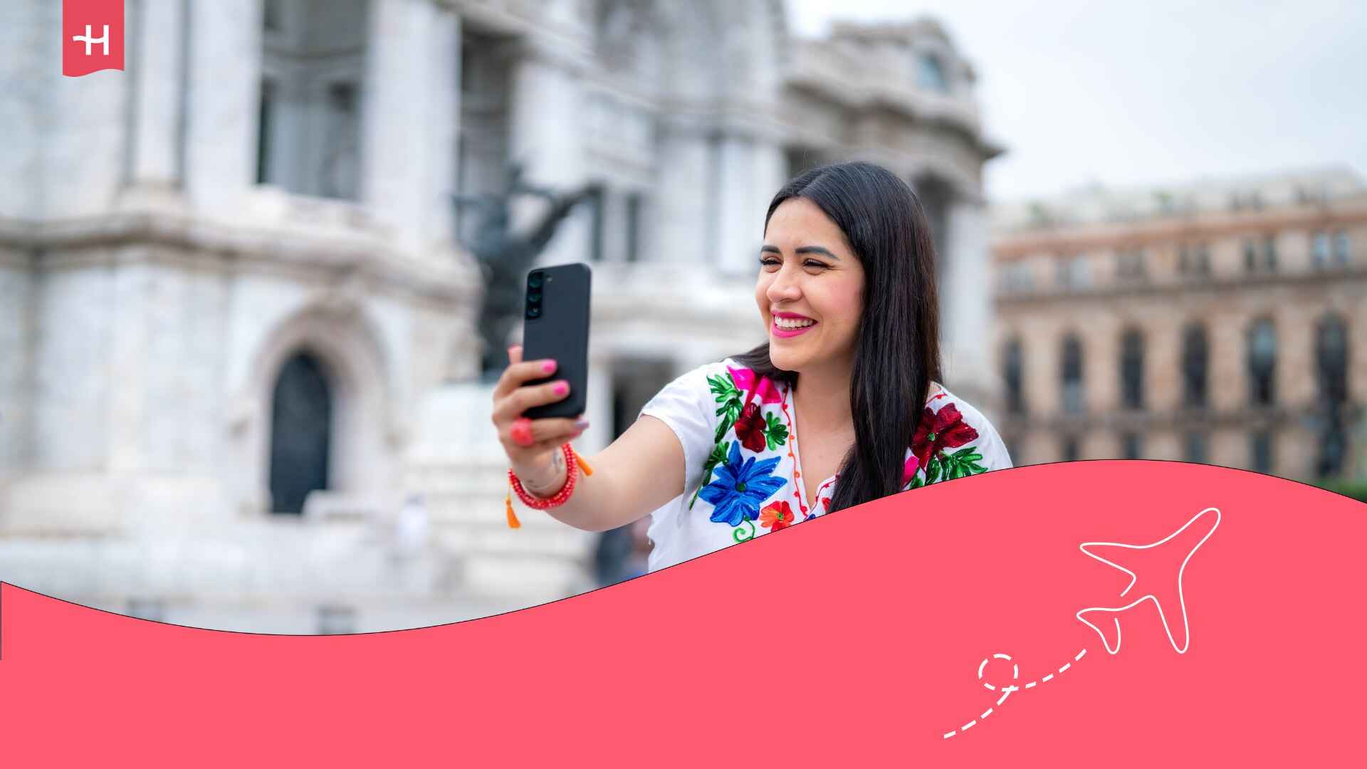 Une jeune femme tenant son téléphone devant elle et assise devant le palais des Beaux-Arts de Bellas floue à Mexico