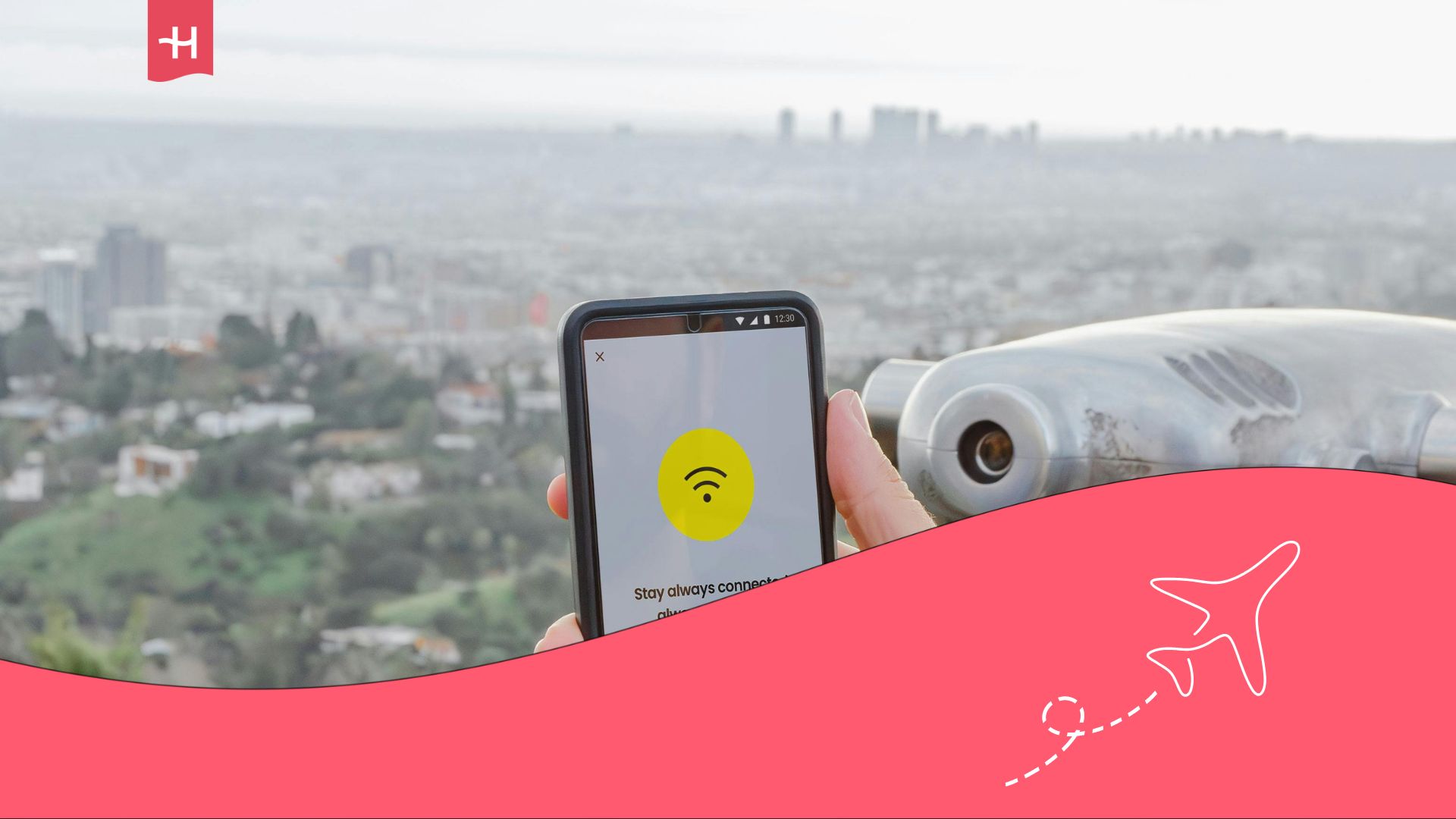 Main tenant un téléphone portable avec une ville en arrière plan