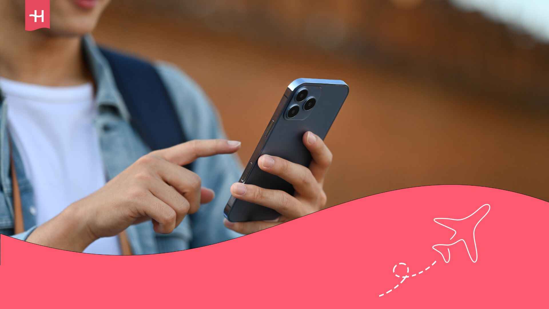 Homme tenant son smartphone dans la main et regardant l'écran