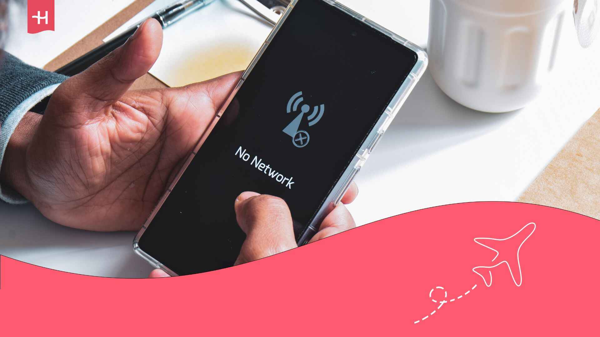 Mains d'homme tenant son smartphone avec problème de réseau